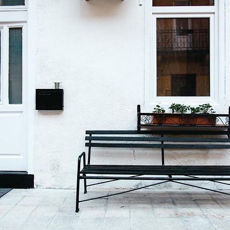 Black & White Apartment With A Gift Soft Panda Budapest Exterior photo