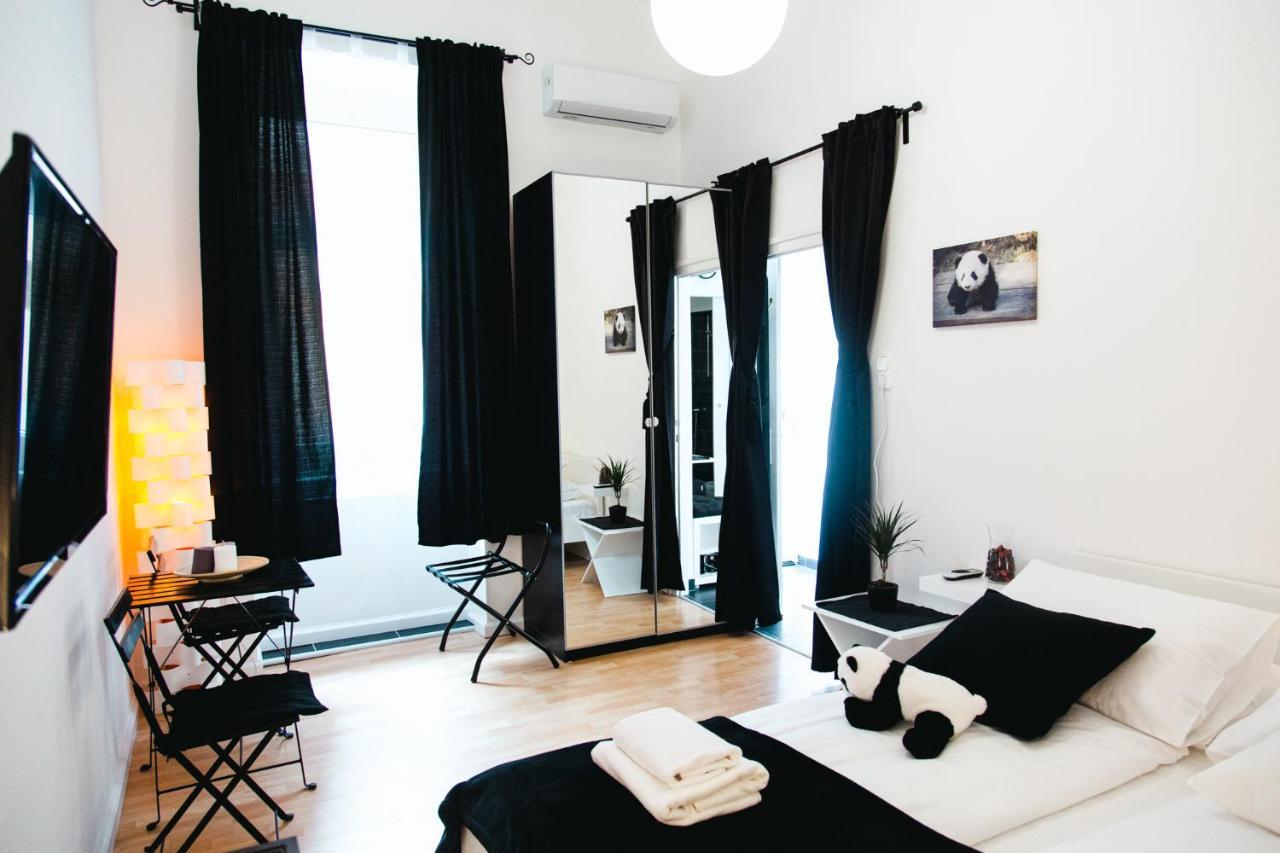 Black & White Apartment With A Gift Soft Panda Budapest Exterior photo