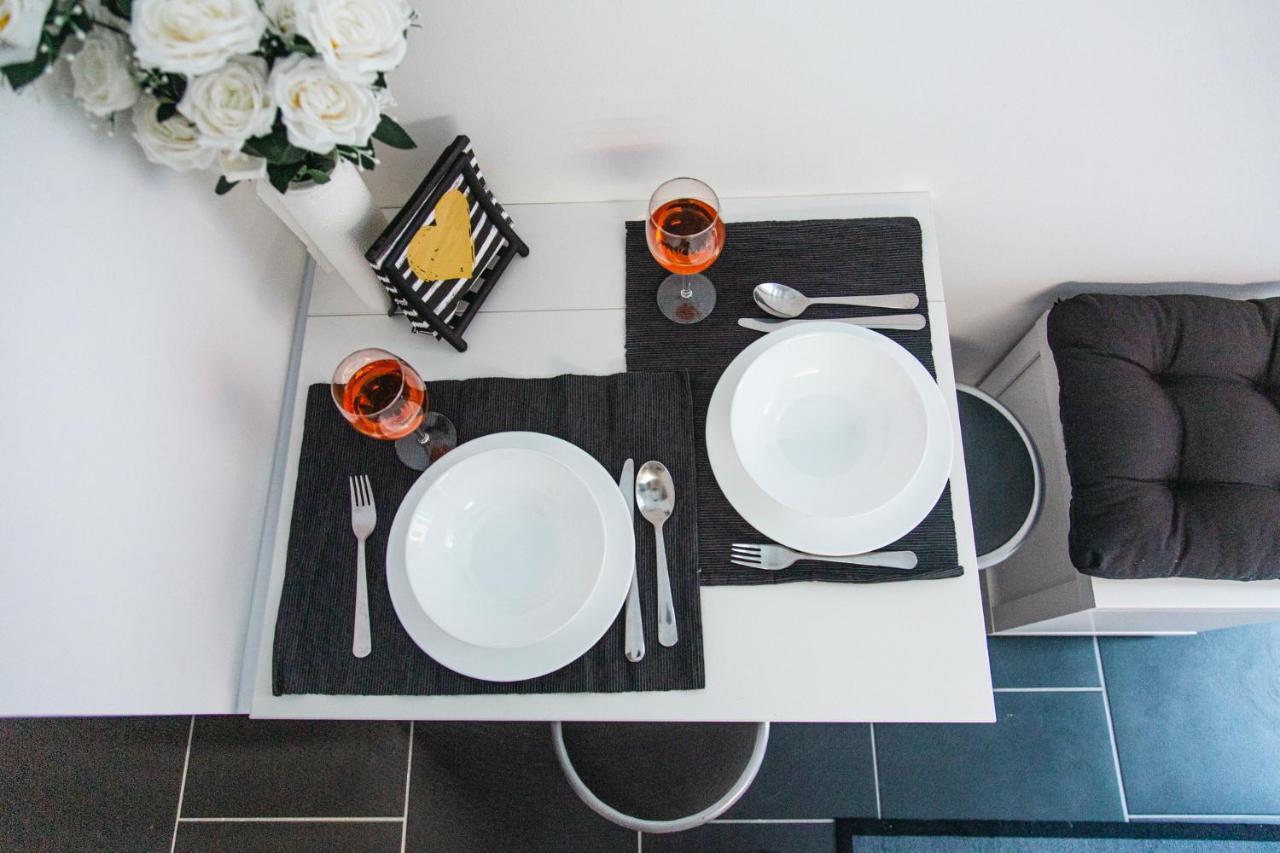 Black & White Apartment With A Gift Soft Panda Budapest Exterior photo