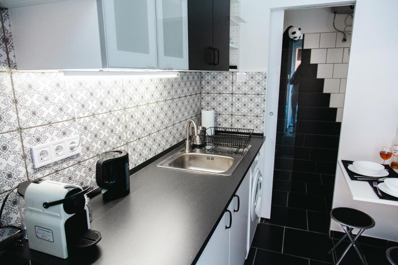 Black & White Apartment With A Gift Soft Panda Budapest Exterior photo
