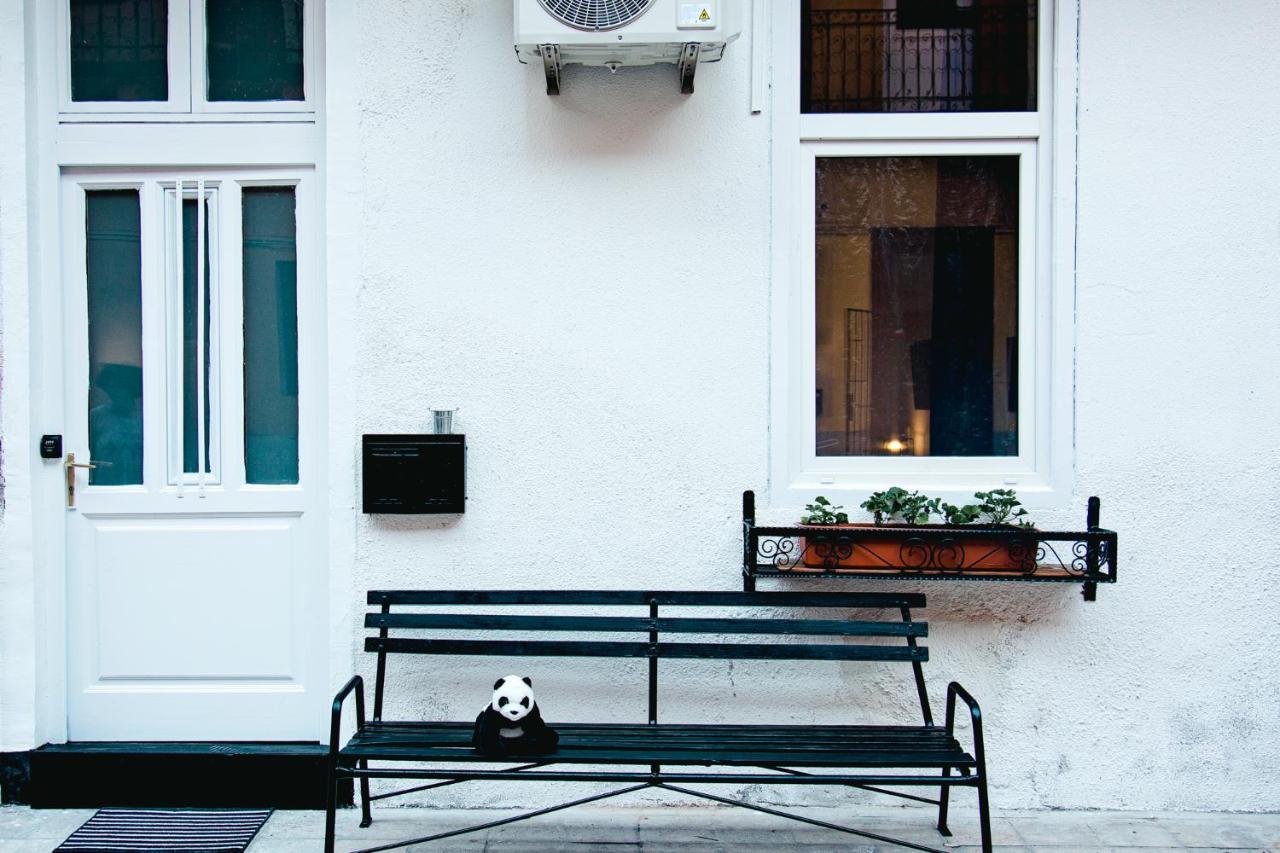 Black & White Apartment With A Gift Soft Panda Budapest Exterior photo